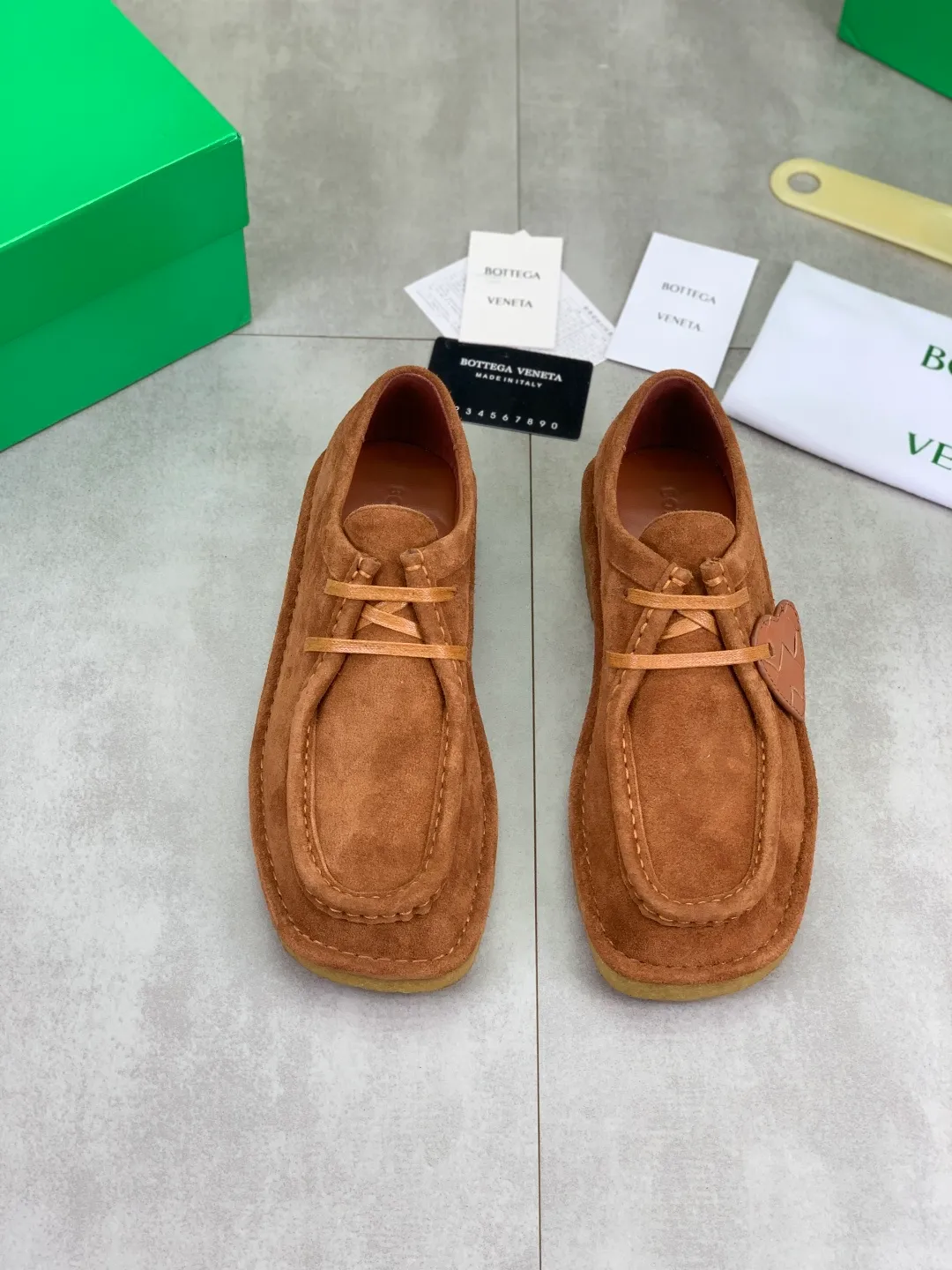 Men's men's shoes 💰P740 New model 💰 Top quality (beef tendon outsole series) 💎💎💎 BOTTEGA VENETA official website synchronizes the latest model, top version of the market's highest version of BV business leather shoes, accept material comparison, shoe type comparison, process comparison, practical and texture, versatile, suitable for any occasion, the more you look at it, the more flavorful it becomes. Pure hand-woven craftsmanship - upper material, imported original hand-woven calfskin - high-quality water-dyed sheepskin lining - original private model customized beef tendon outsole -Size: female 35-39 (34 40 customized) male 39-44 (38 45 customized) Comes with original BV green box, complete packaging.